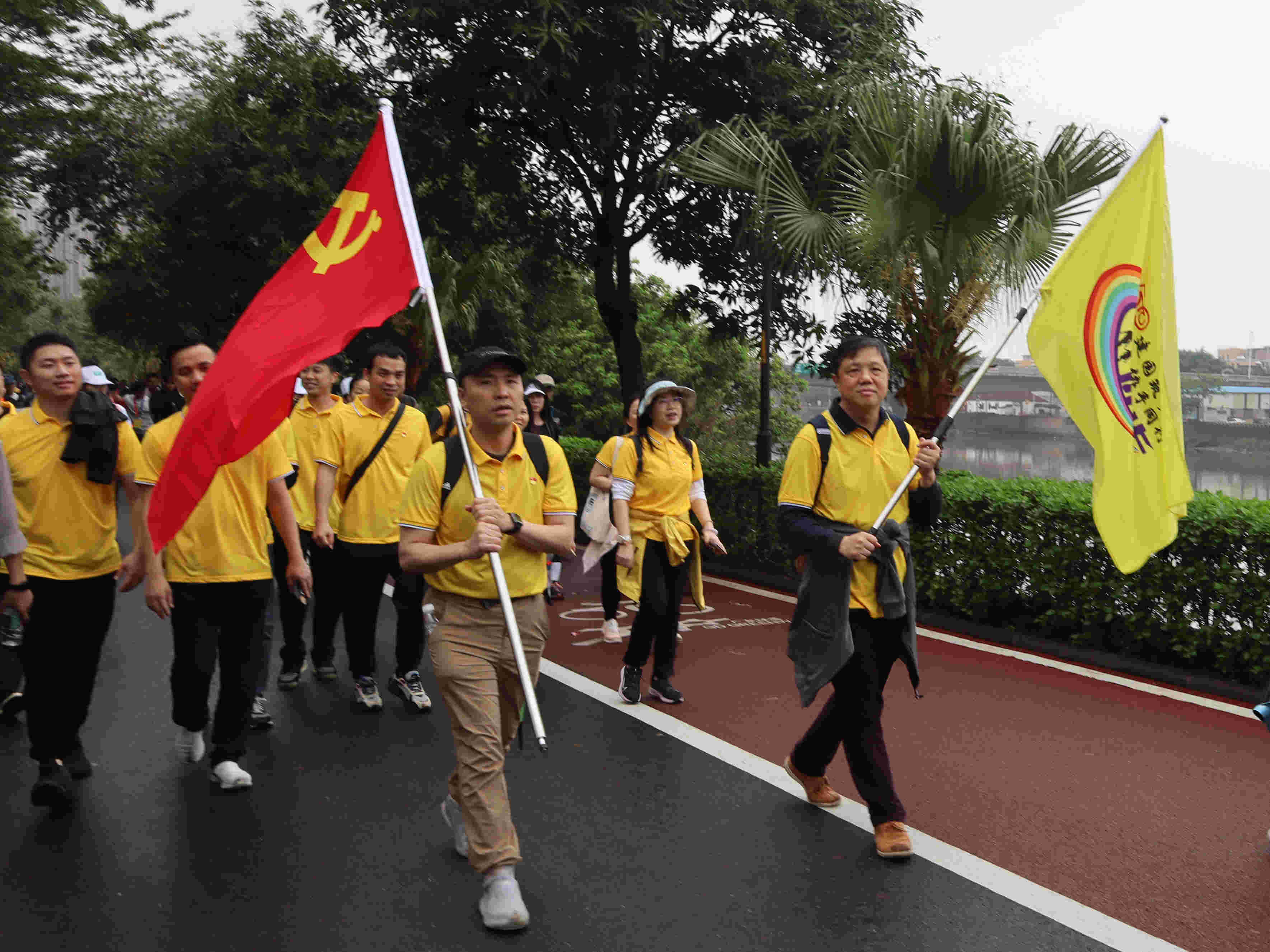 我会党支部书记雷毅文和秘书长姚毅文带领队伍徒步向前.jpg