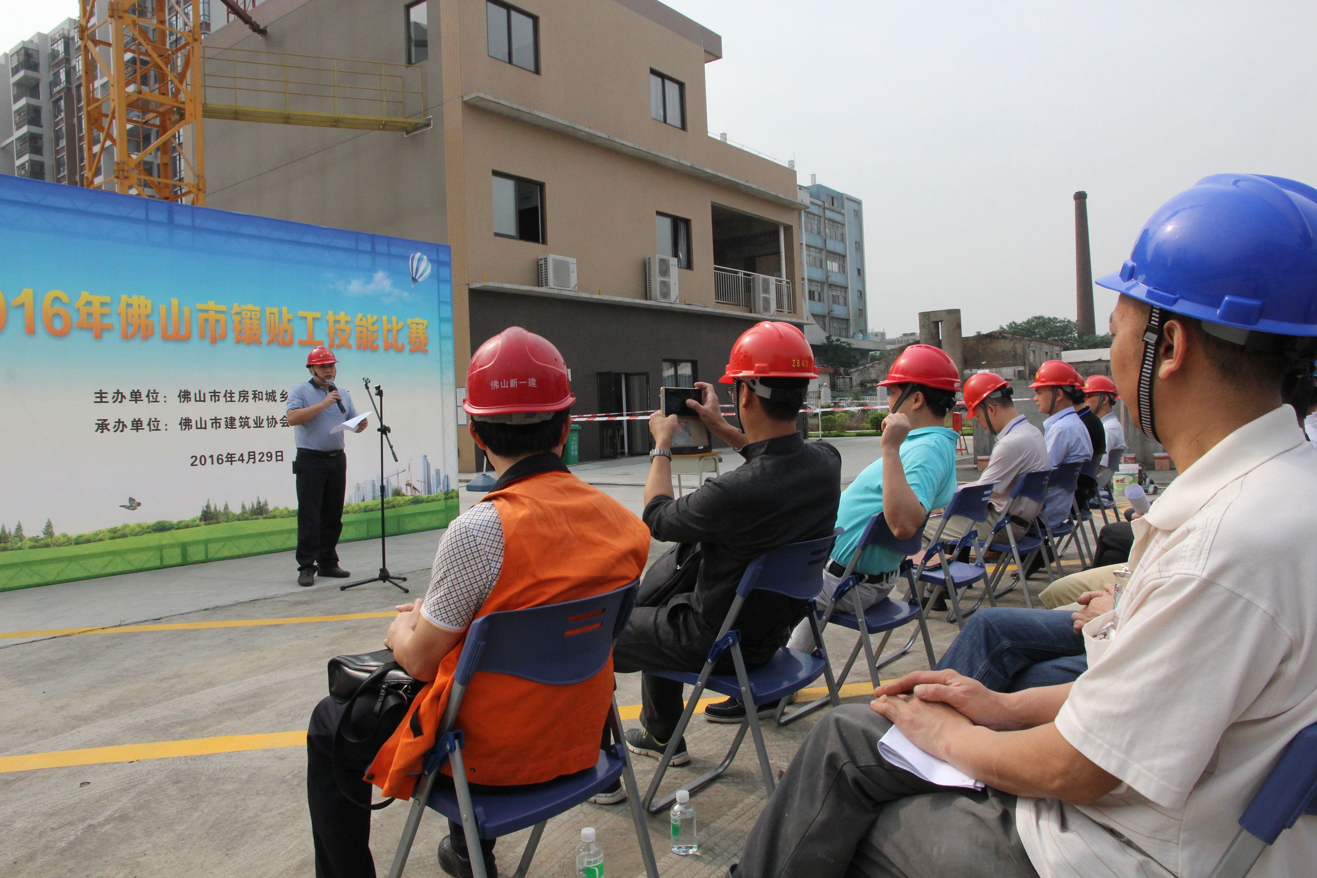 市住建管理局质安科副科长谭树治作比赛开场致词.JPG