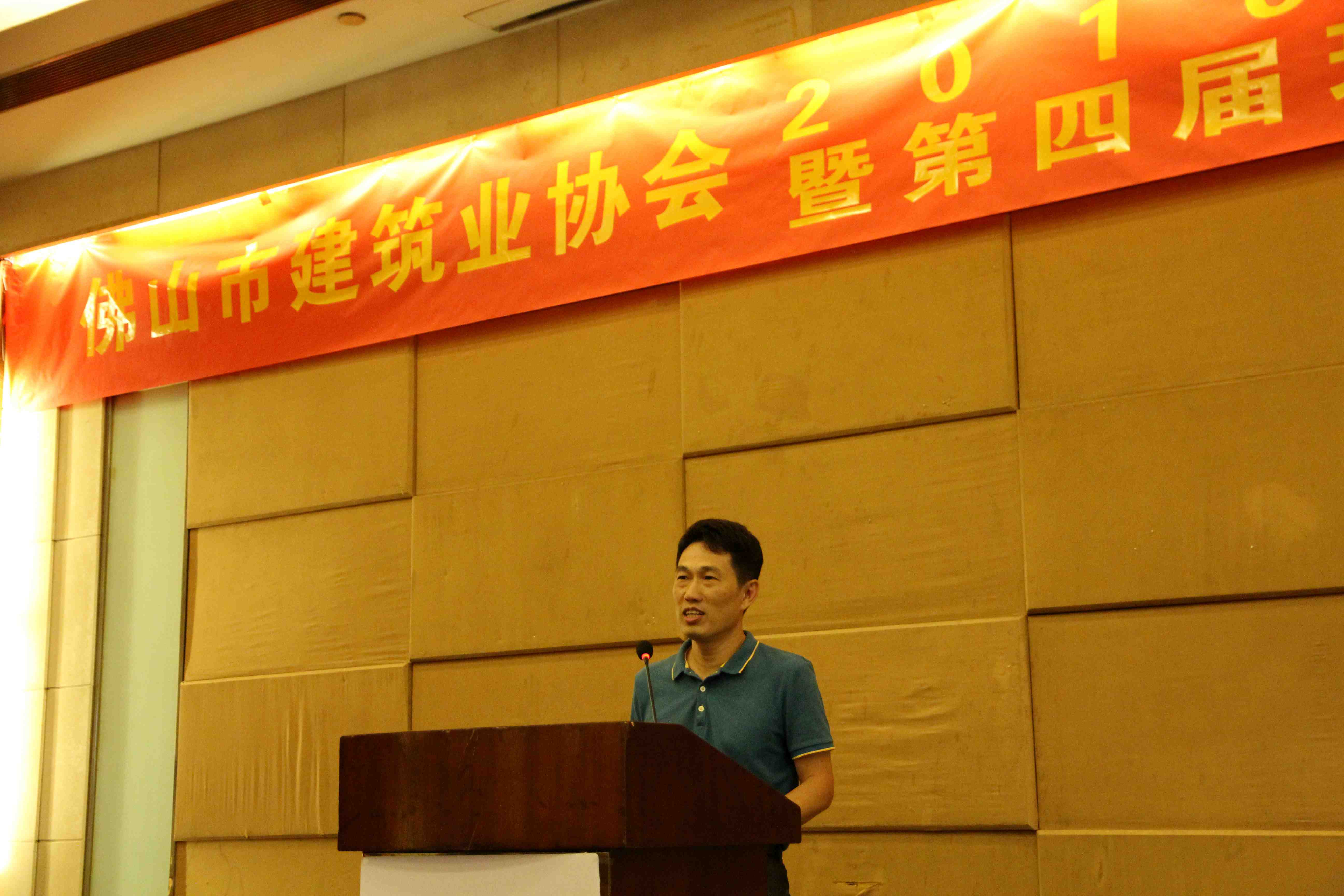 市社会组织管理局局长吴启荣对市建协的更好发展提出建议.JPG