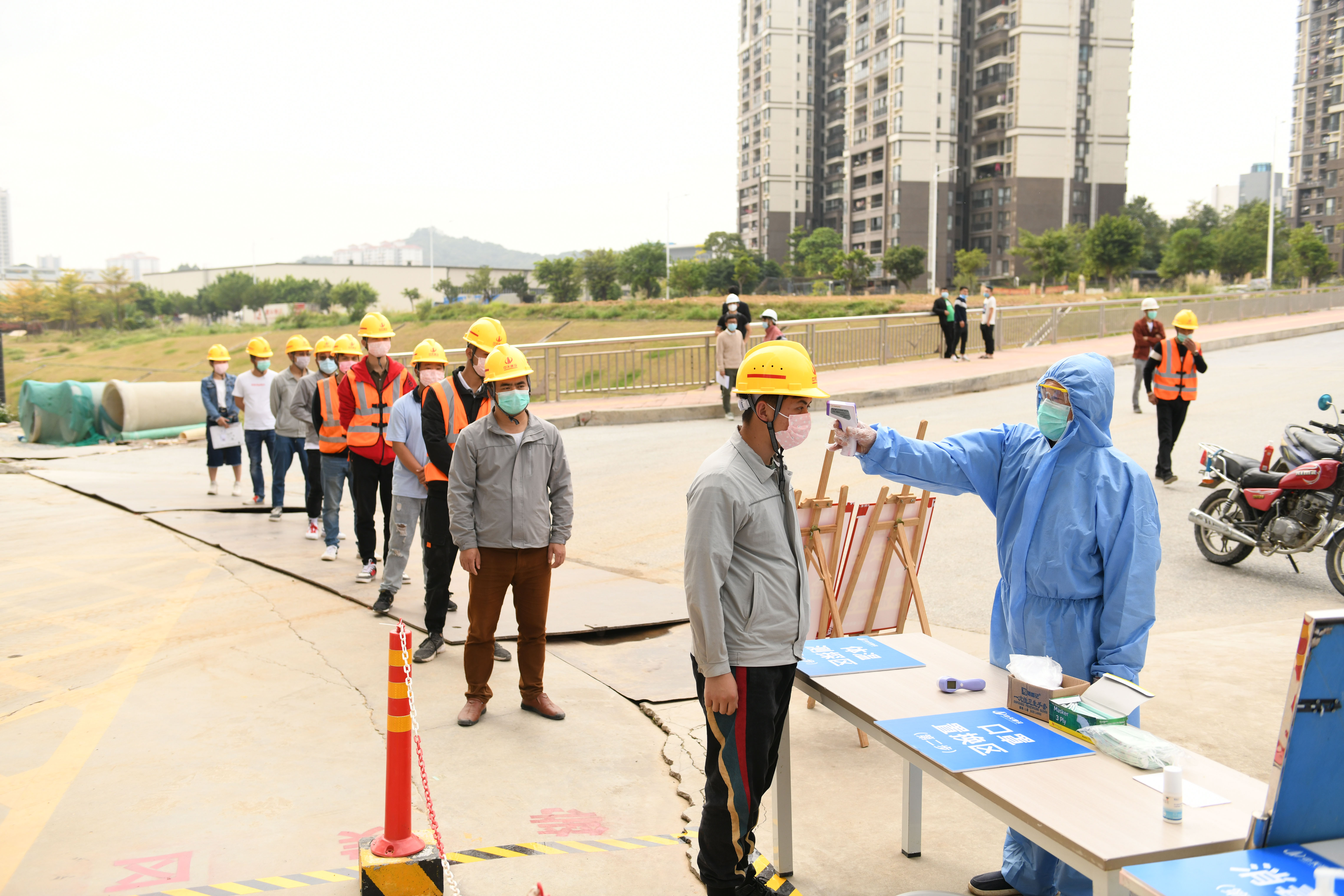 图6.2广州龙湖双珑原著项目部工人在排队等待检测.jpg