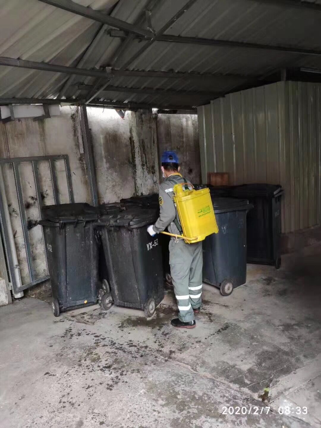 广东省建筑机械厂有限公司本部垃圾桶集中处的消毒杀菌工作.jpg