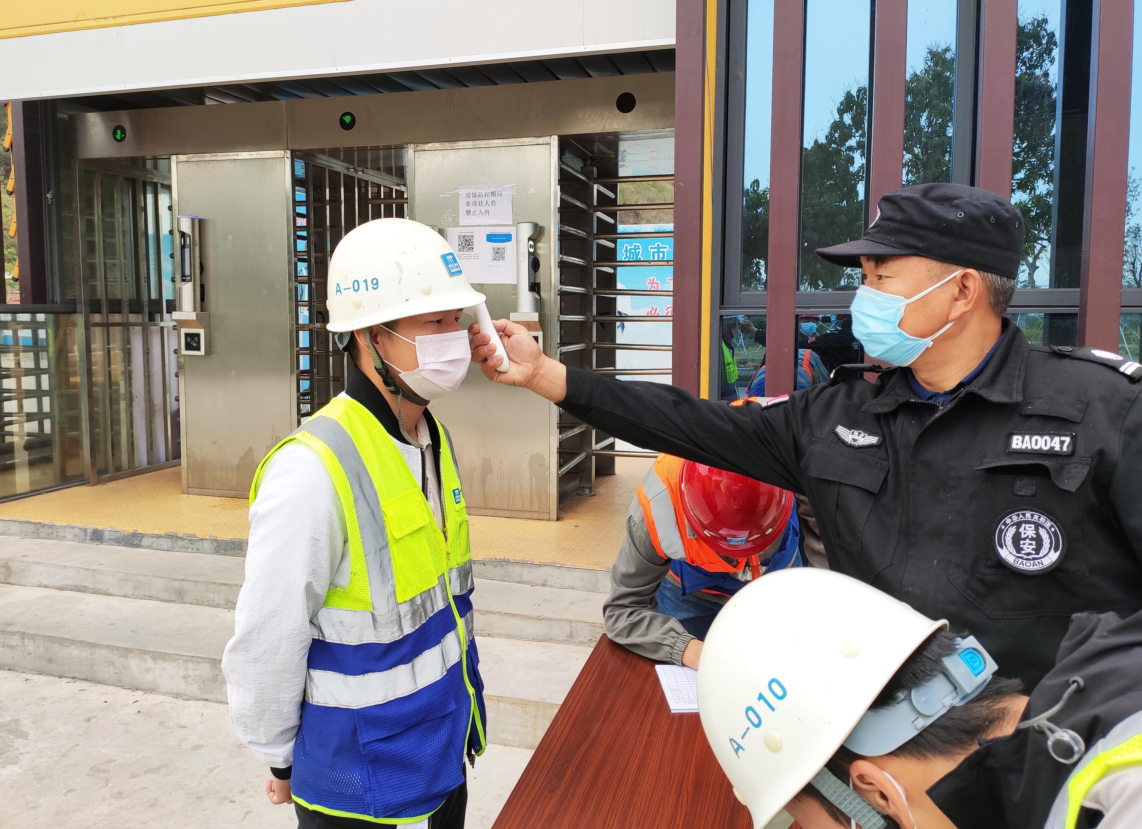 1深圳赤湾地铁城市综合体项目体温监测 刘建武摄.jpg